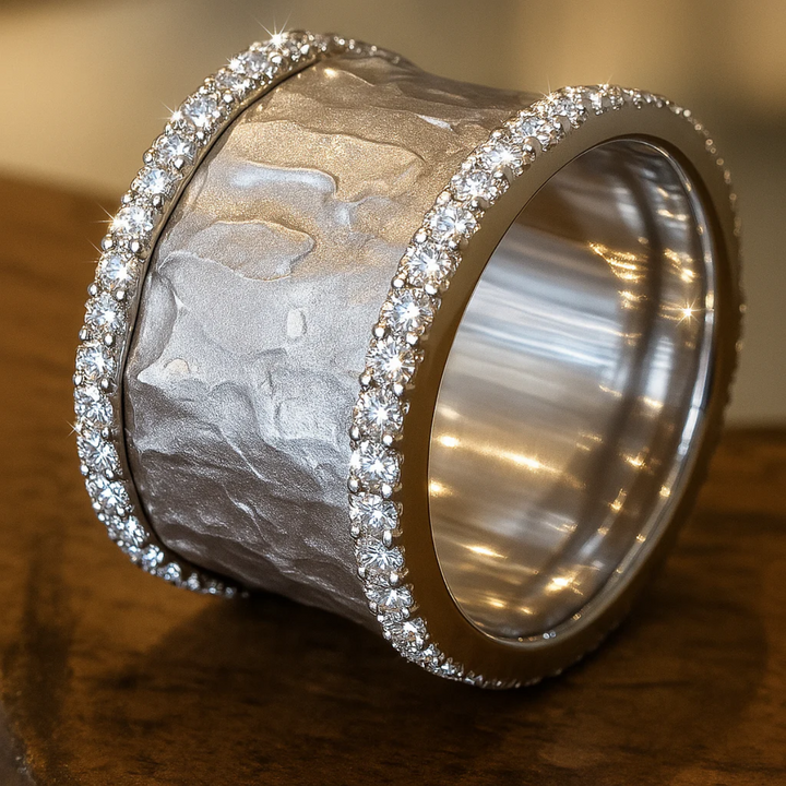 Delicate women's antique silver zirconia ring. Versatile and elegant everyday jewelry, ideal gift for her.