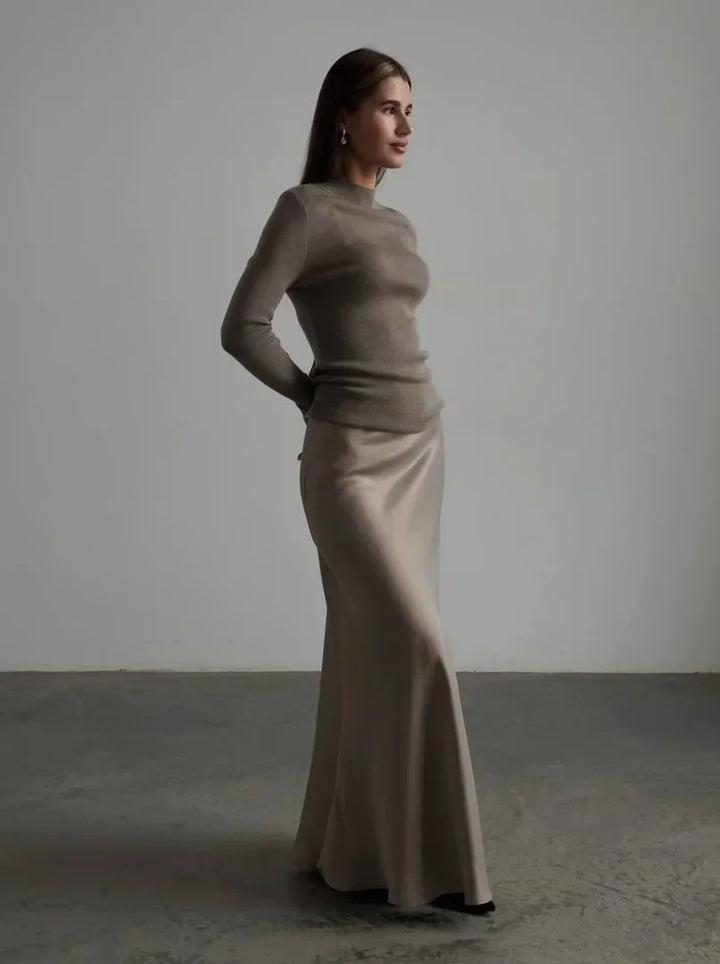 Chic women's high-waist fishtail skirt, perfect for a sophisticated formal gathering.
