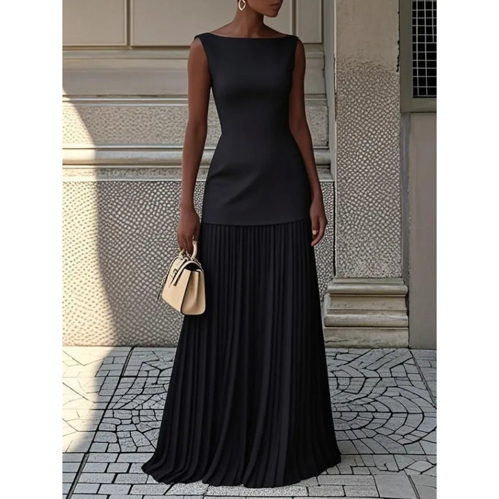 Versatile women's pleated maxi dress with boat neck, ideal for elegant evening wear or chic summer casual.