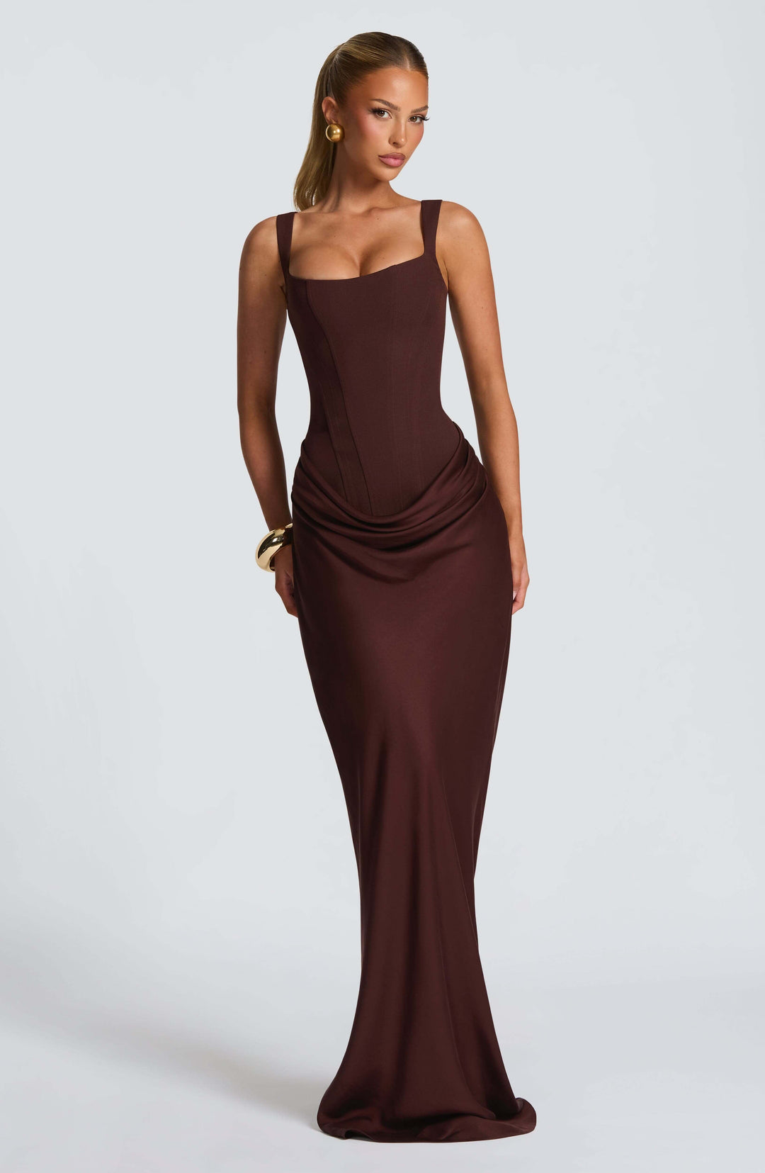 Full-length women's formal dress, a sophisticated choice for evening parties and special occasions.
