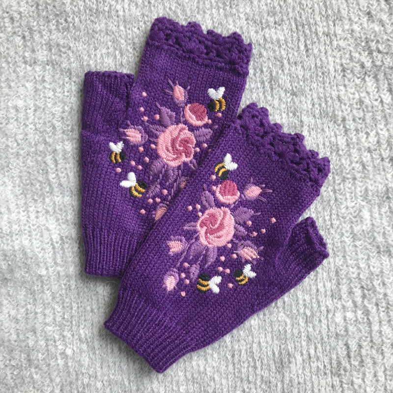 Comfortable women's embroidered winter gloves, elasticized wrist for a snug fit, warm and stylish.
