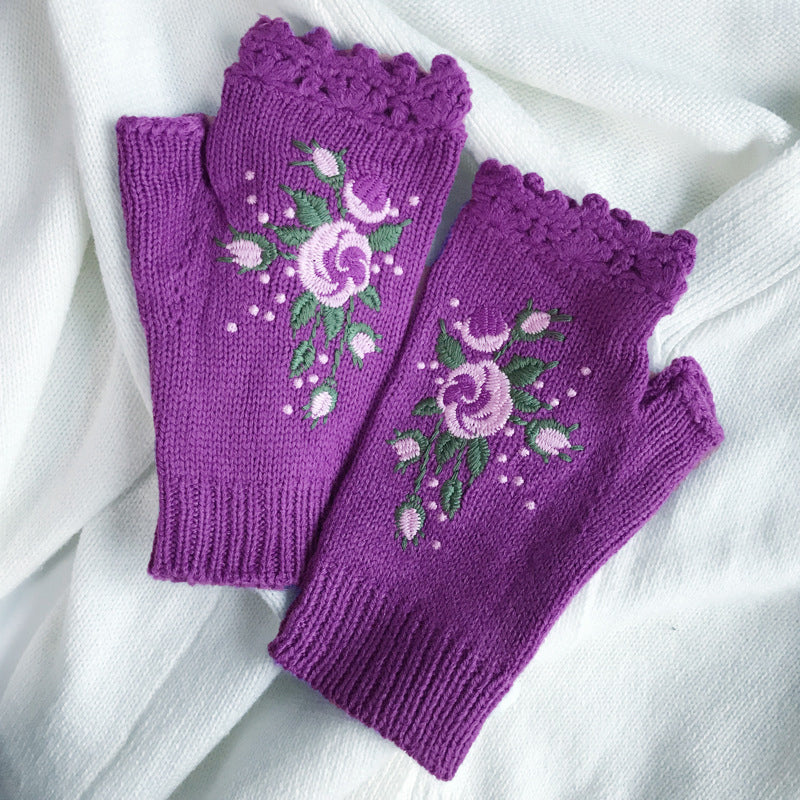 Women's winter fashion accessory: embroidered black acrylic gloves, combining warmth with timeless elegance.