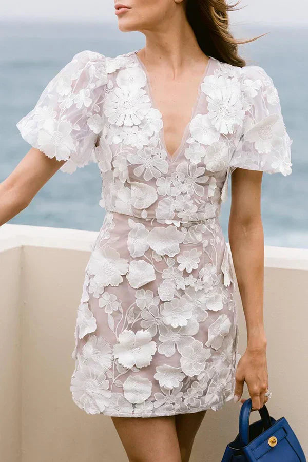 New women's floral mini dress in an elegant, flattering style. Perfect short-sleeve party dress for summer.