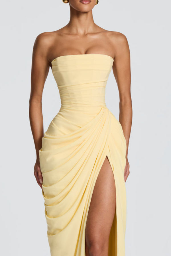 Chic women's maxi dress, flowing design for a graceful silhouette at any event.