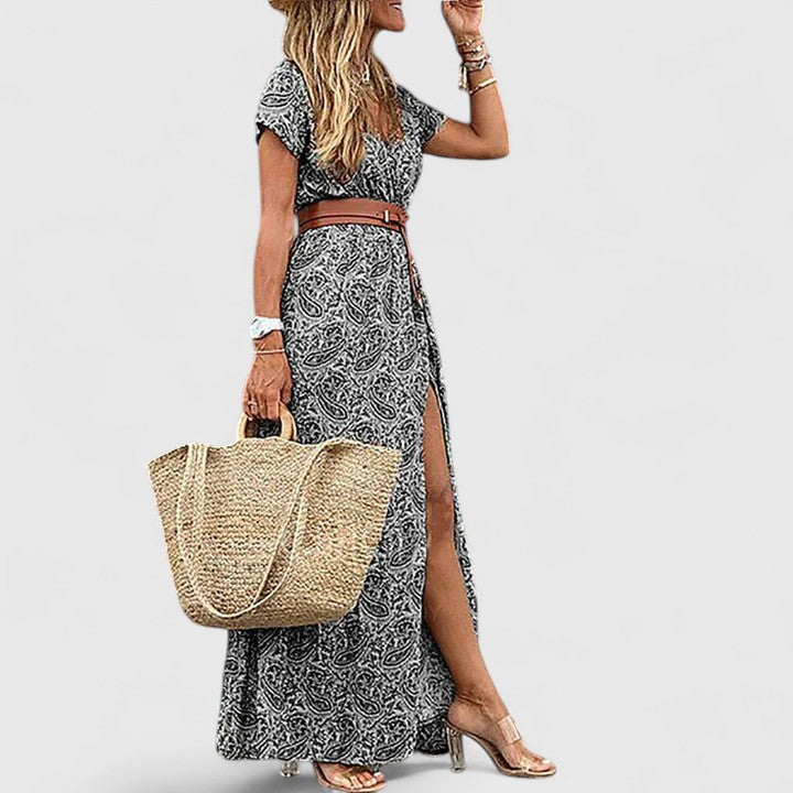 Beautiful flowy summer maxi dress for women. Elegant, long, and comfortable, ideal for casual days or parties.