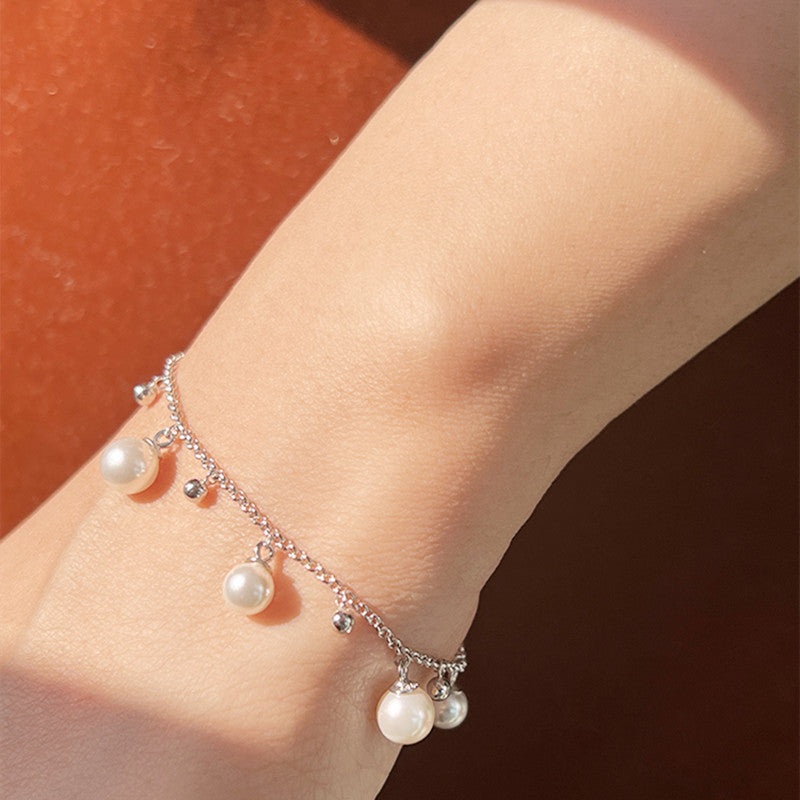 Elegant women's gold daisy bracelet, a delicate floral jewelry fashion accessory, perfect for any occasion.