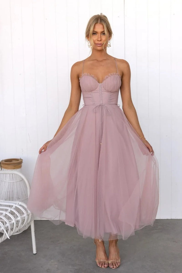 Beautiful tulle midi dress for women, ideal for special occasions, with a structured corset and delicate sweetheart neckline.