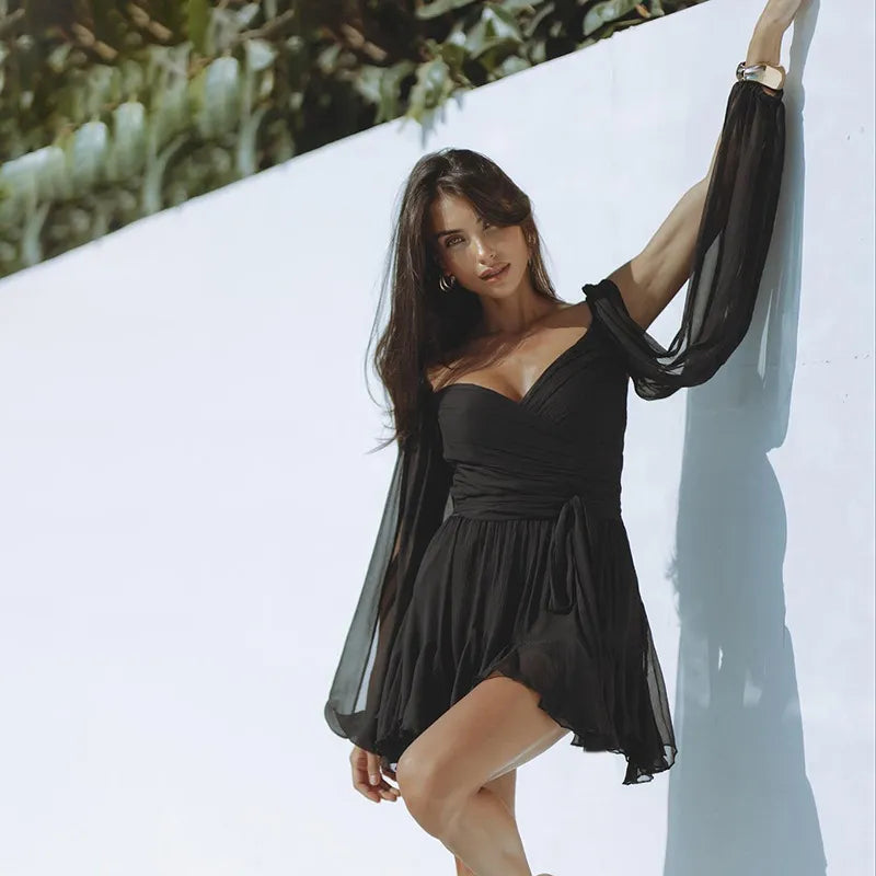 Versatile women's mini dress, long-sleeved and elegant, suitable for various occasions.