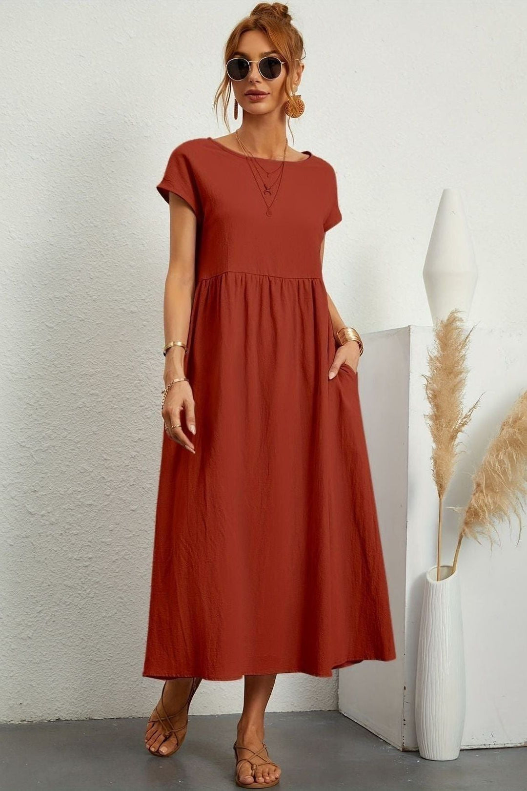 Elegant women's midi dress in a pleated design, ideal for versatile spring/summer fashion.