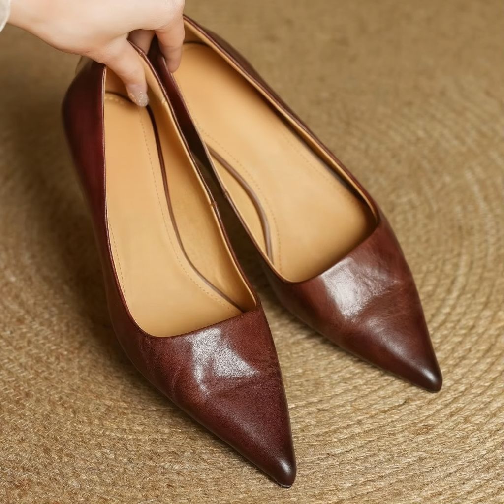 Stylish women's pump with a pointed toe & thin heel, ideal for professional office wear & elegant events.