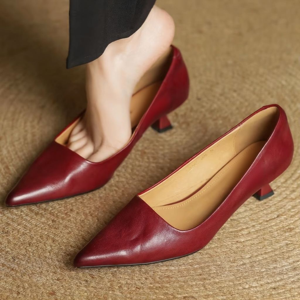 Versatile ladies' elegant pump, featuring a pointed toe and thin heel, suitable for any formal dress code.