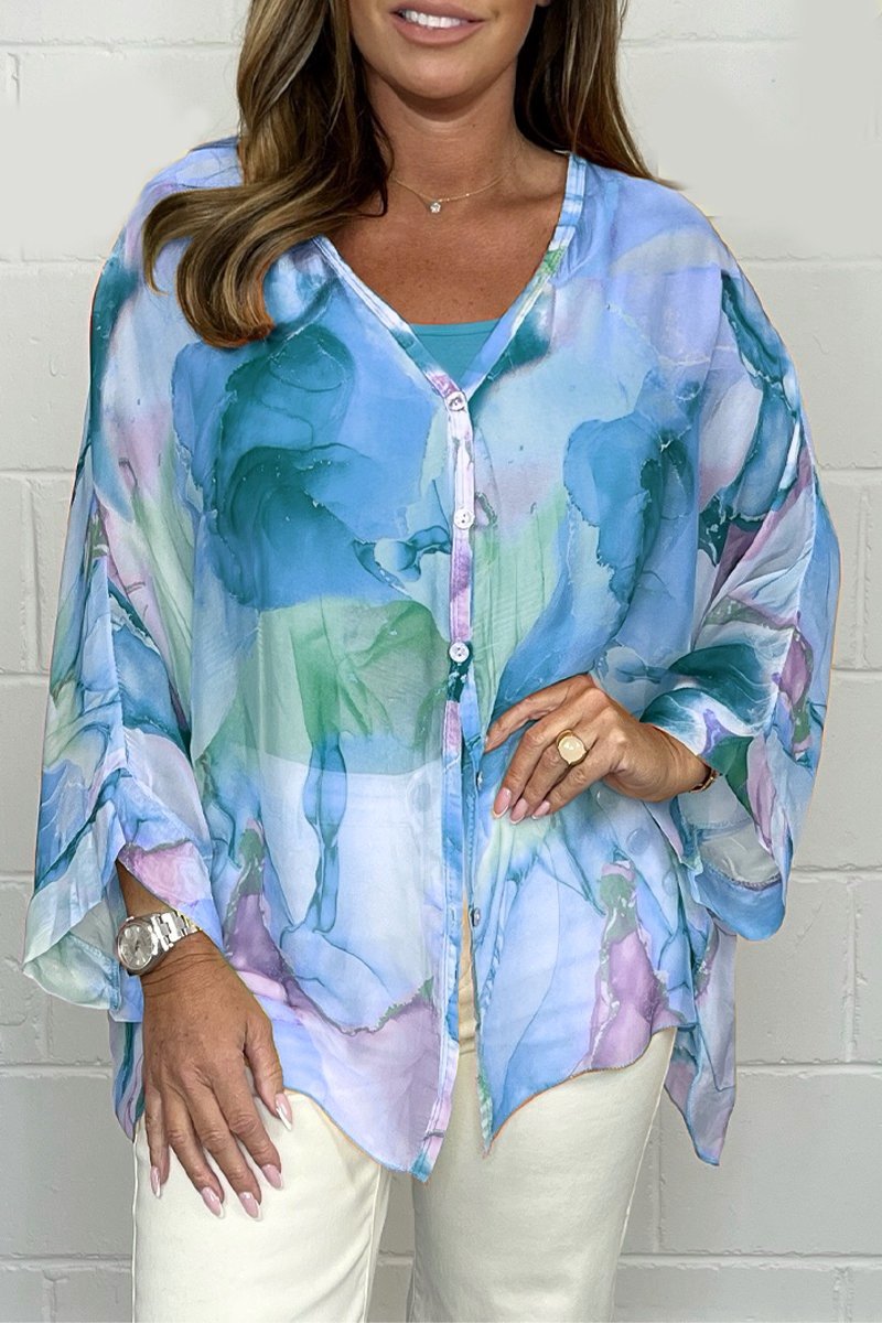 Chic women's printed blouse, a comfortable loose-fit top for casual elegance. Ideal for spring and summer fashion.
