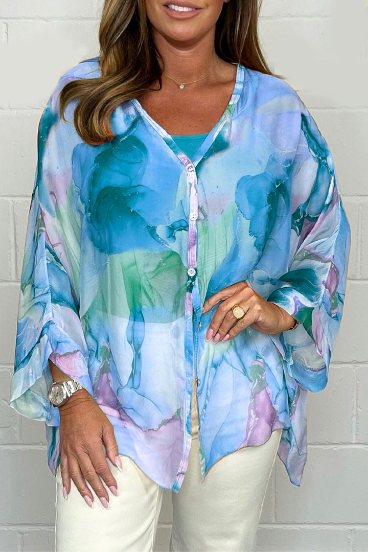 Chic women's printed blouse, a comfortable loose-fit top for casual elegance. Ideal for spring and summer fashion.