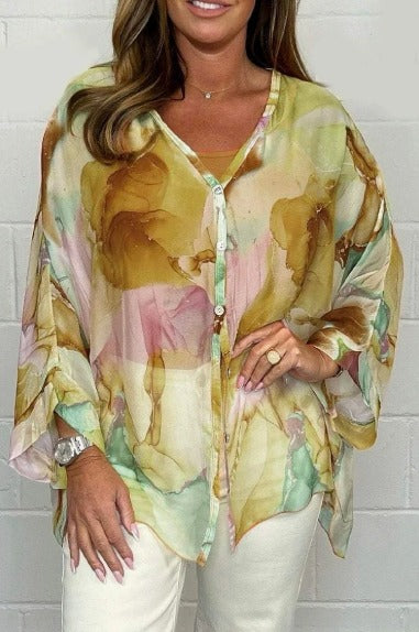 Stylish women's printed top for versatile spring/summer fashion. Elegant, loose-fit blouse offers casual chic comfort.