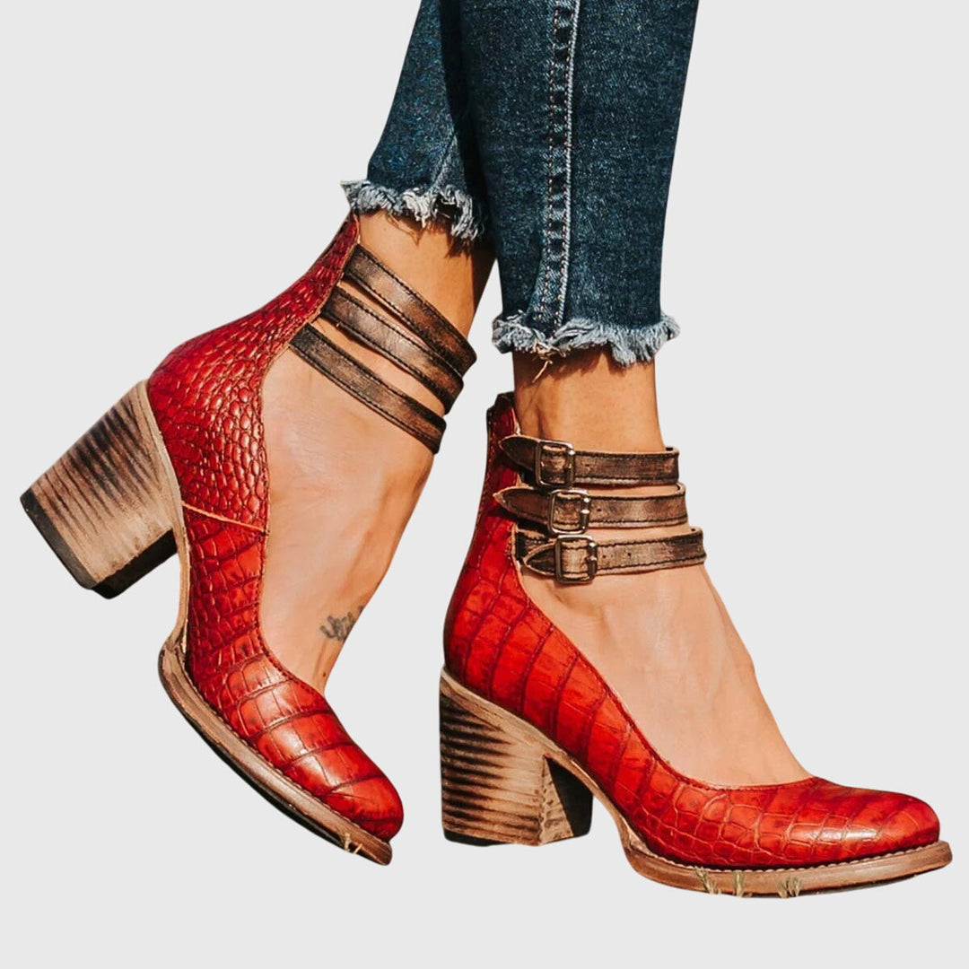 Stylish women's comfort sandals with an elegant open-toe design. Versatile summer footwear.