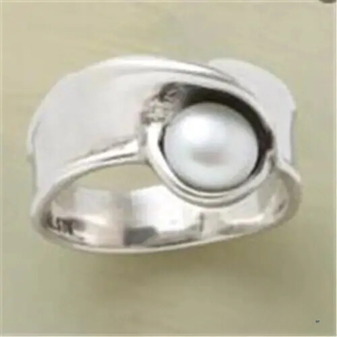 Elegant women's silver ring with timeless pearl inlay, perfect as a wedding band or versatile gift.