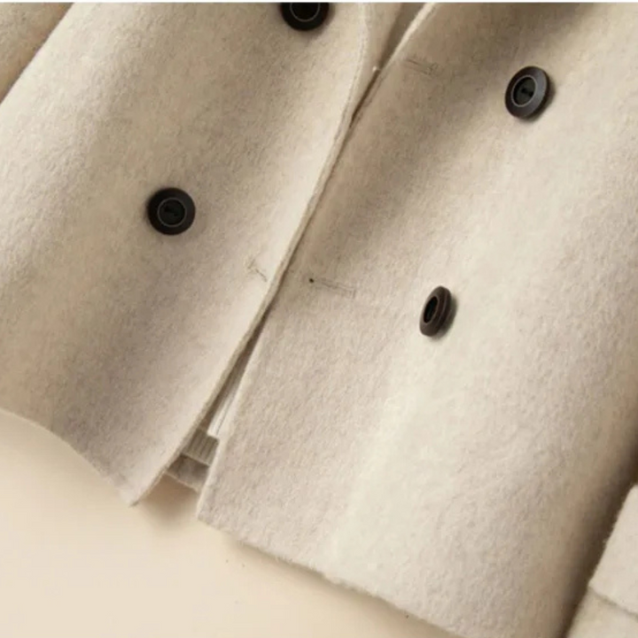 Sophisticated women's tailored long-sleeve blazer, a versatile piece for elegant professional and smart casual outfits.