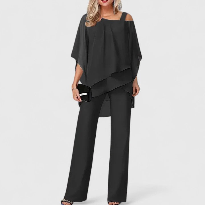 Soft, elegant women's two-piece pant set in a comfortable fabric. Chic and versatile for various occasions.