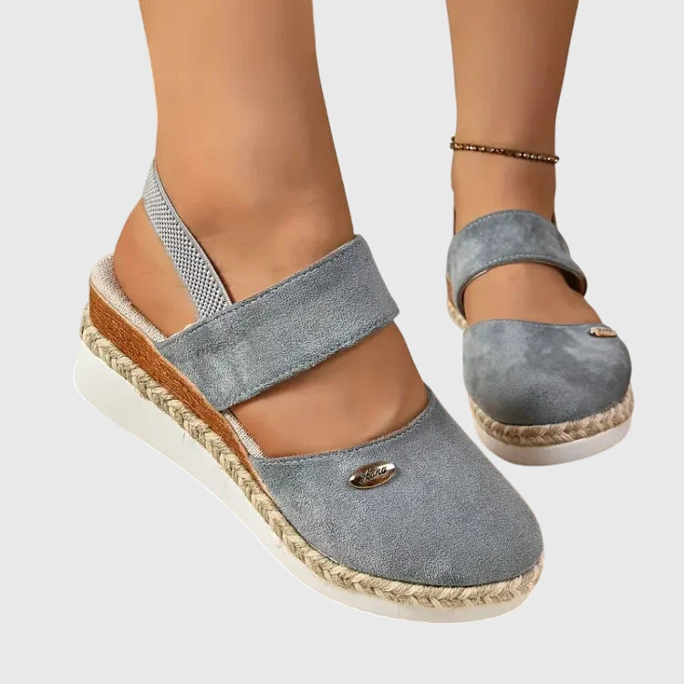 Close-up of ELUXOR orthopedic sandal footbed, designed for pain relief & ultimate comfort.