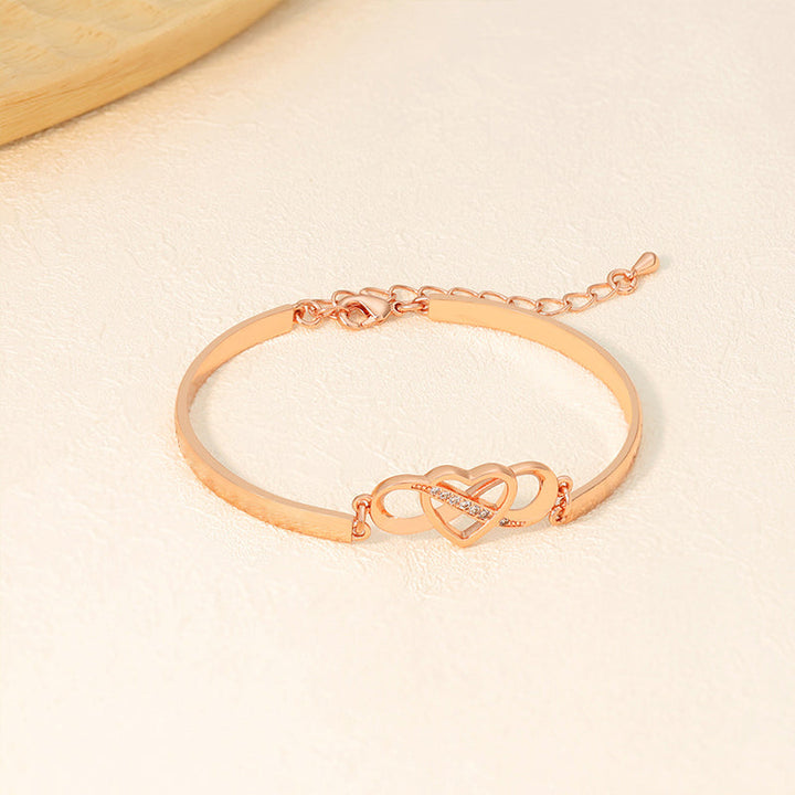 Fashionable silver engravable heart bracelet for women, a sentimental mom gift.