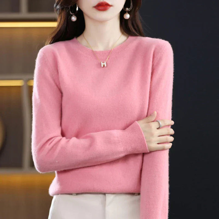 Luxuriously soft women's crewneck sweater, a comfortable and elegant pullover for chic everyday wear.
