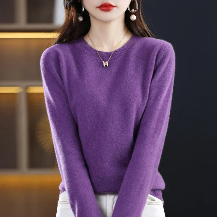 Soft and warm women's crewneck sweater, an elegant long-sleeve pullover for comfortable, versatile fashion.