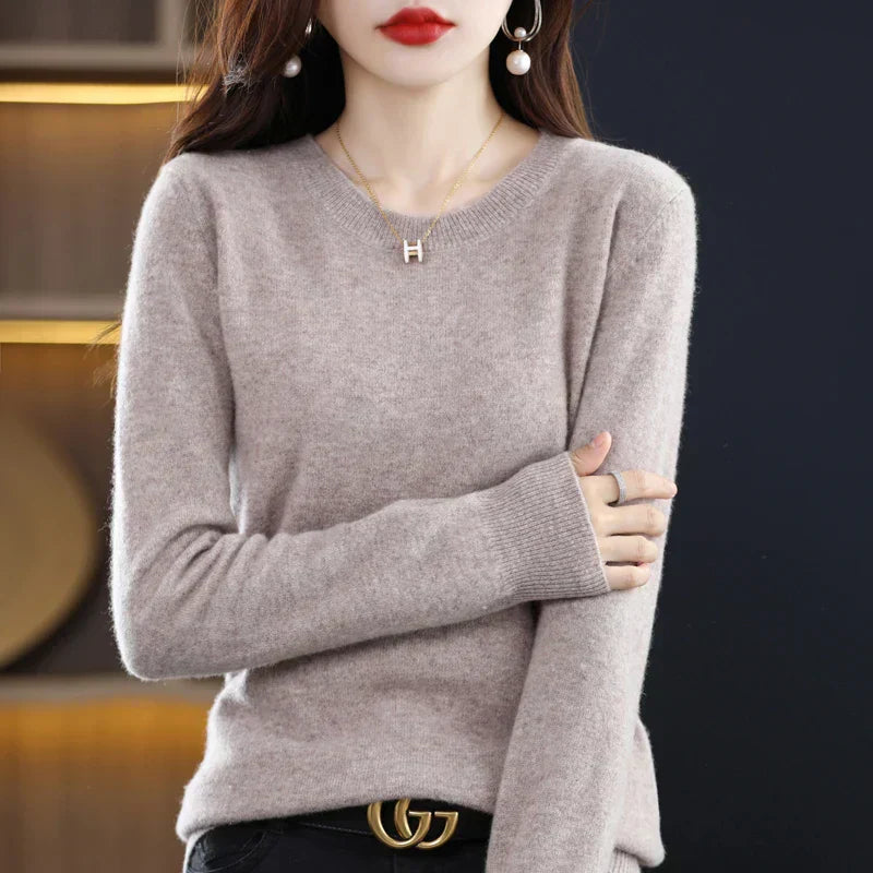 Chic women's crewneck sweater in a luxurious soft fabric. An elegant and relaxed fit for any outfit.