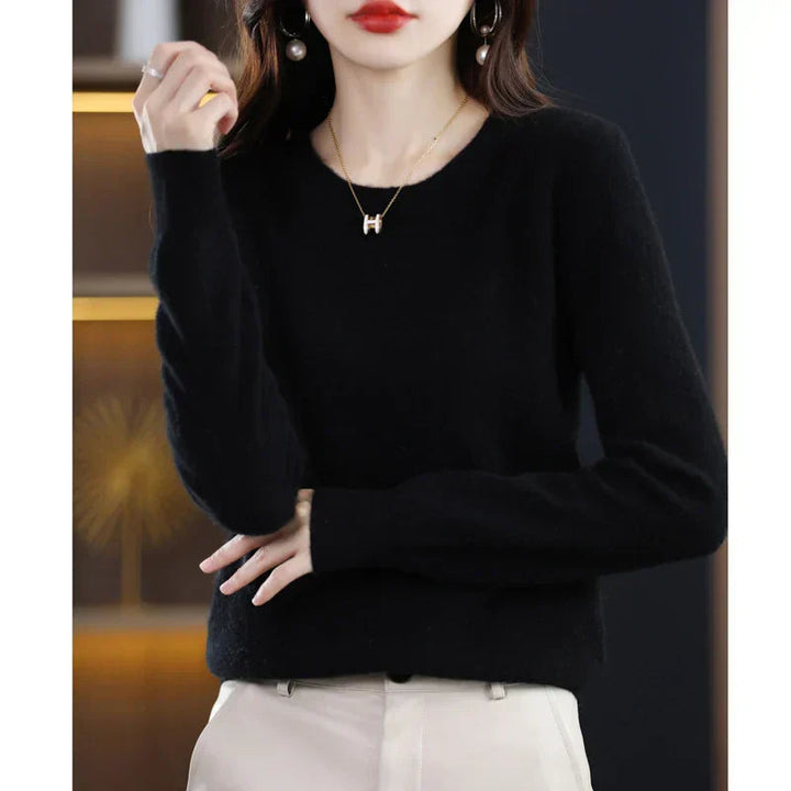 Elegant women's crewneck sweater in a soft, warm fabric. A long-sleeve pullover for chic everyday style.