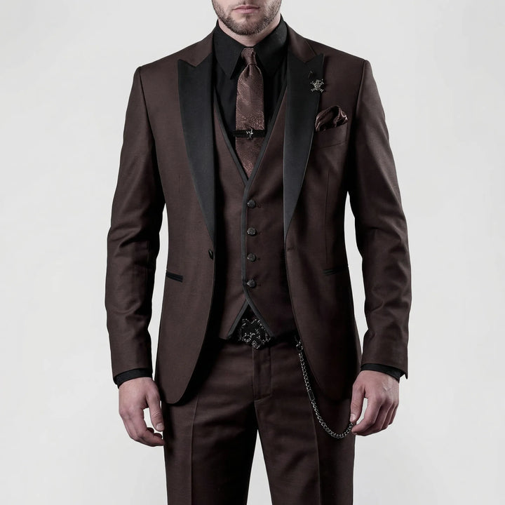 Classic menswear: a burgundy slim-fit 3-piece suit, perfect for any formal or semi-formal occasion.