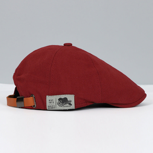 Men's adjustable classic beret in black, offering a comfortable and versatile fit for timeless style.