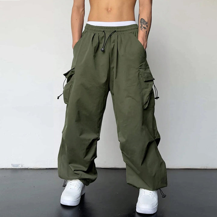 Stylish men's baggy cargo trousers in a parachute design, ideal for a relaxed streetwear or Y2K look.