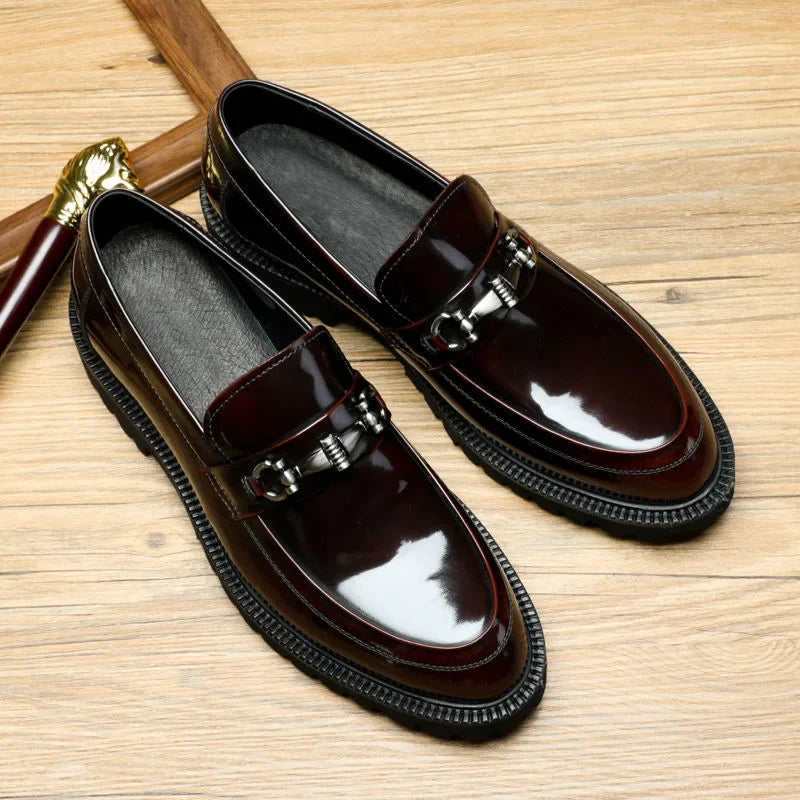 Stylish men's business casual loafers, featuring a polished finish and slip-on design.