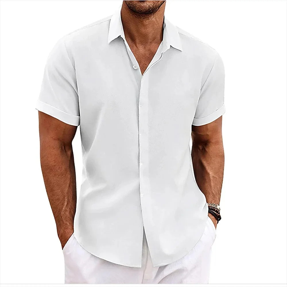 Stylish men's short sleeve button-up for a relaxed, everyday look. Regular fit, versatile casual wear.