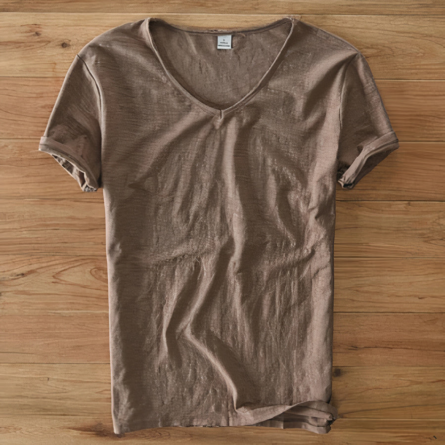 Stylish men's casual V-neck t-shirt, short sleeve, ideal for summer comfort and fashion.