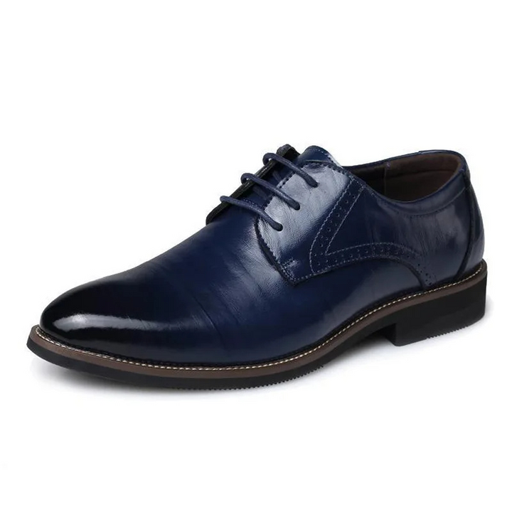 Sleek brown leather men's Oxford dress shoes. Features a timeless lace-up design, ideal for smart casual or formal events.