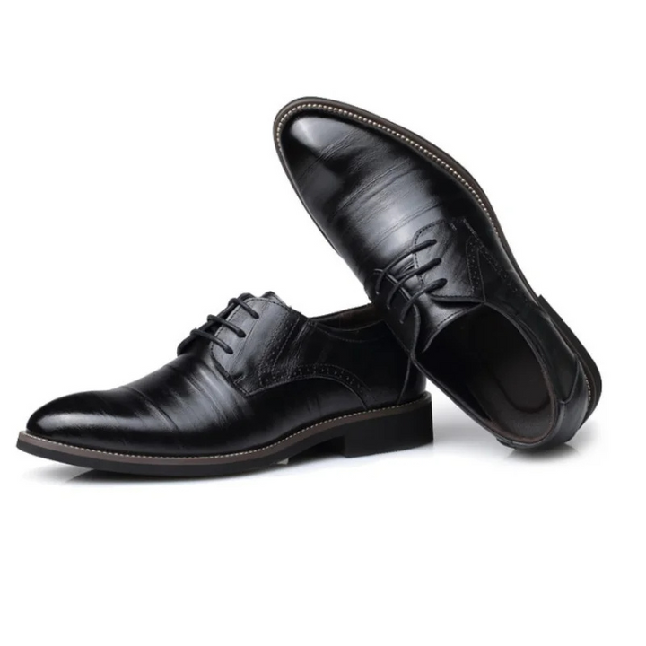 Elegant gentlemen's black Oxford shoes with a refined lace-up style, embodying classic men's fashion and formal footwear.