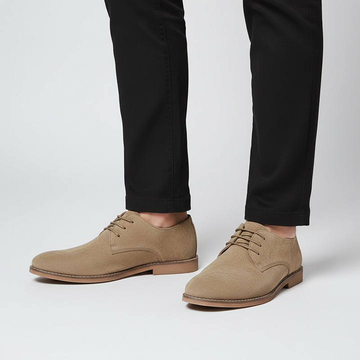 Stylish men's black Oxford dress shoes, featuring a timeless design and practical lace-up for formal fashion.