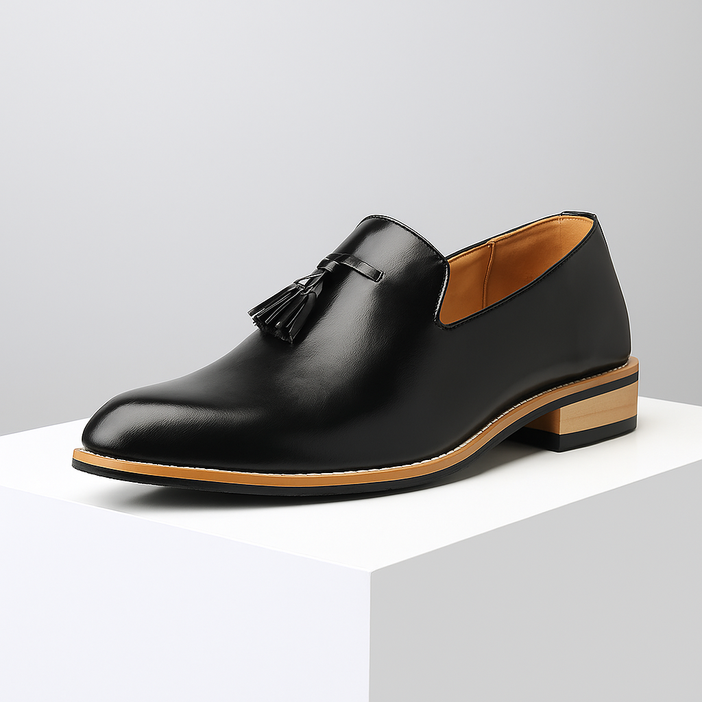 Stylish men's tassel loafers in black leather, a classic slip-on design for both formal and casual outfits.