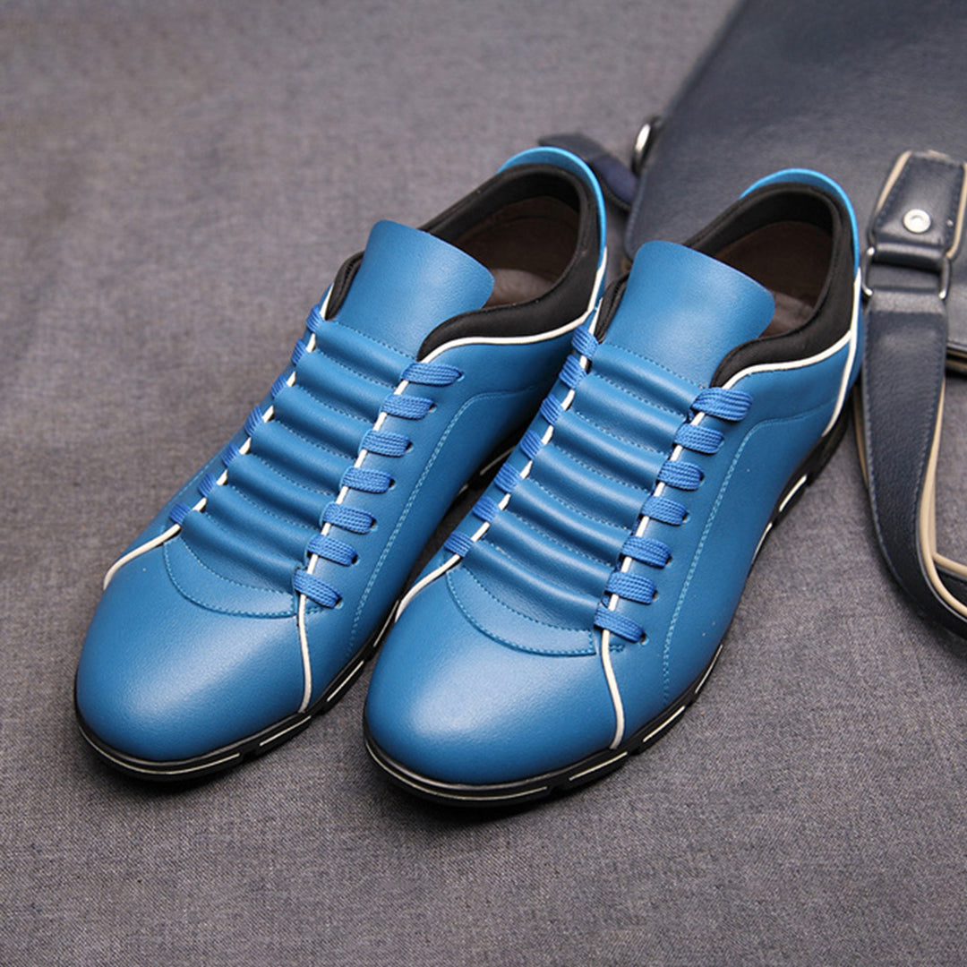 Essential men's fashion: classic low-top sneakers for comfortable & versatile styling.