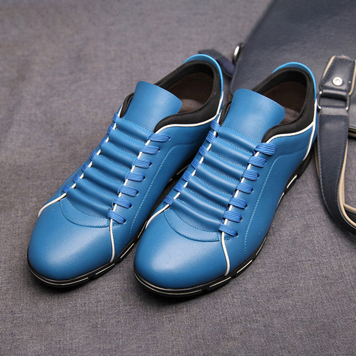 Essential men's fashion: classic low-top sneakers for comfortable & versatile styling.