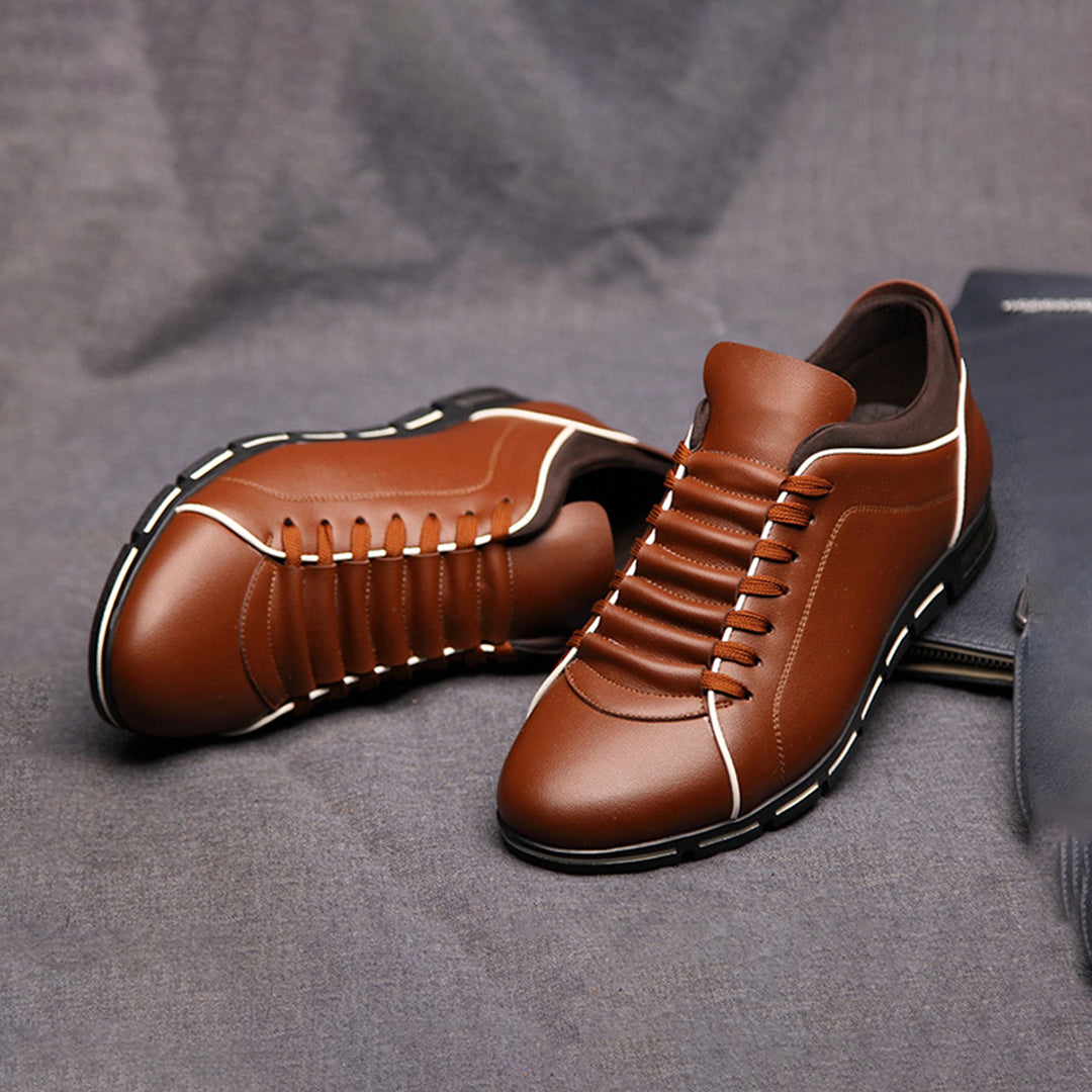 Versatile men's low-top sneakers in classic design, ideal for casual & business casual outfits.