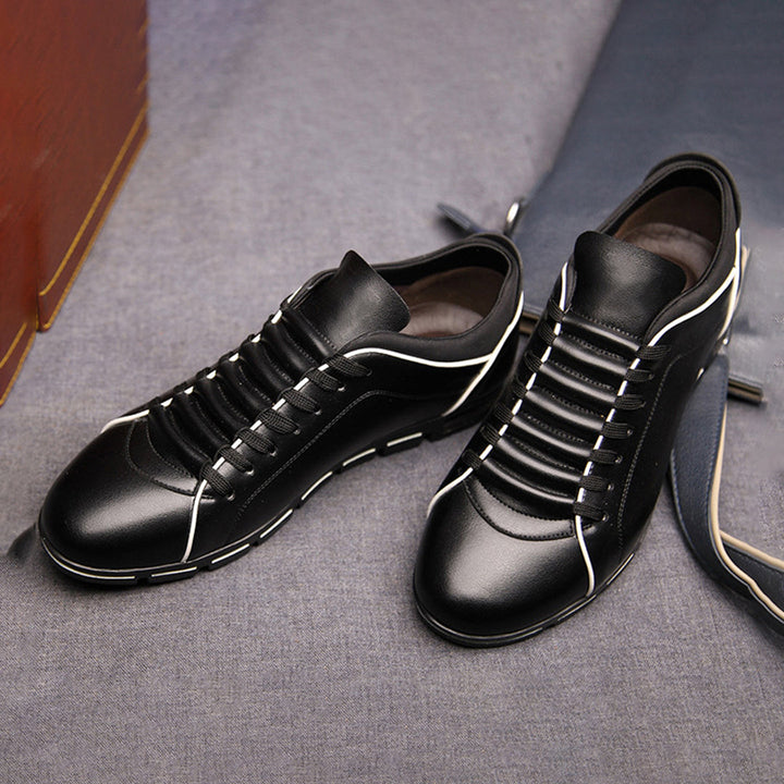 Men's classic low-top lace-up sneakers, offering comfort and timeless style for everyday adventures.