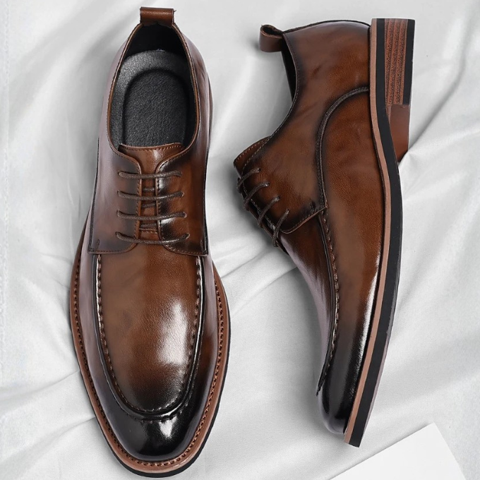 Classic men's formal shoes, elegant burnished oxford style, perfect for sophisticated business attire.