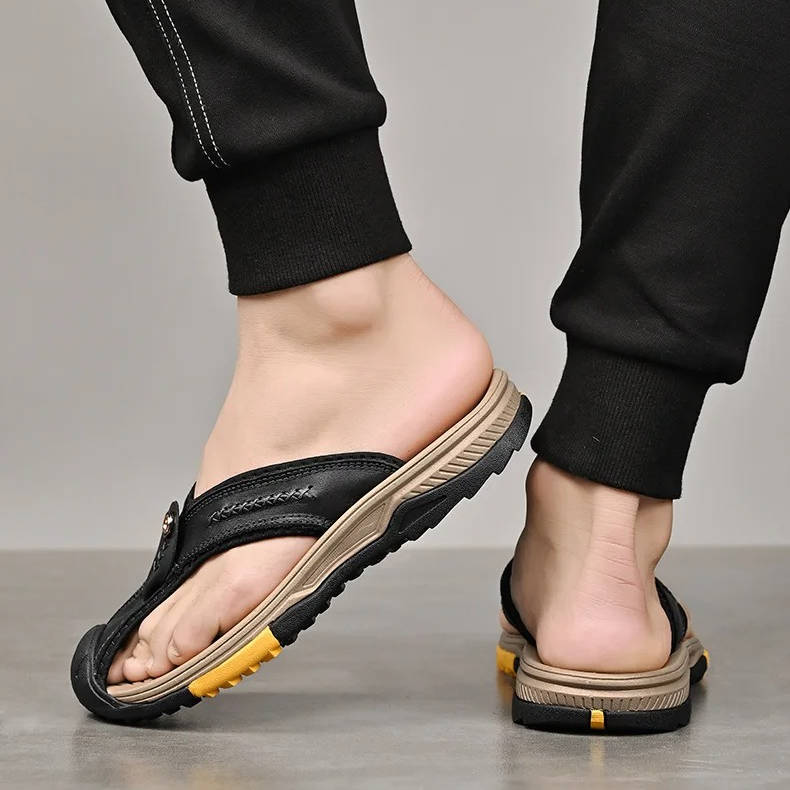 Casual men's closed-toe water-resistant sandals. Durable, non-slip footwear for outdoor summer comfort.