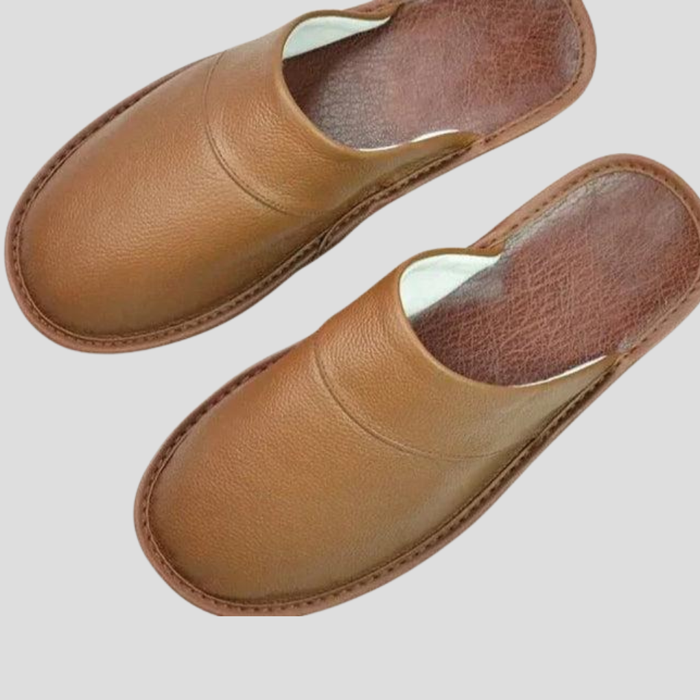 Casual men's slip-on house shoes, perfect for relaxation and indoor wear.