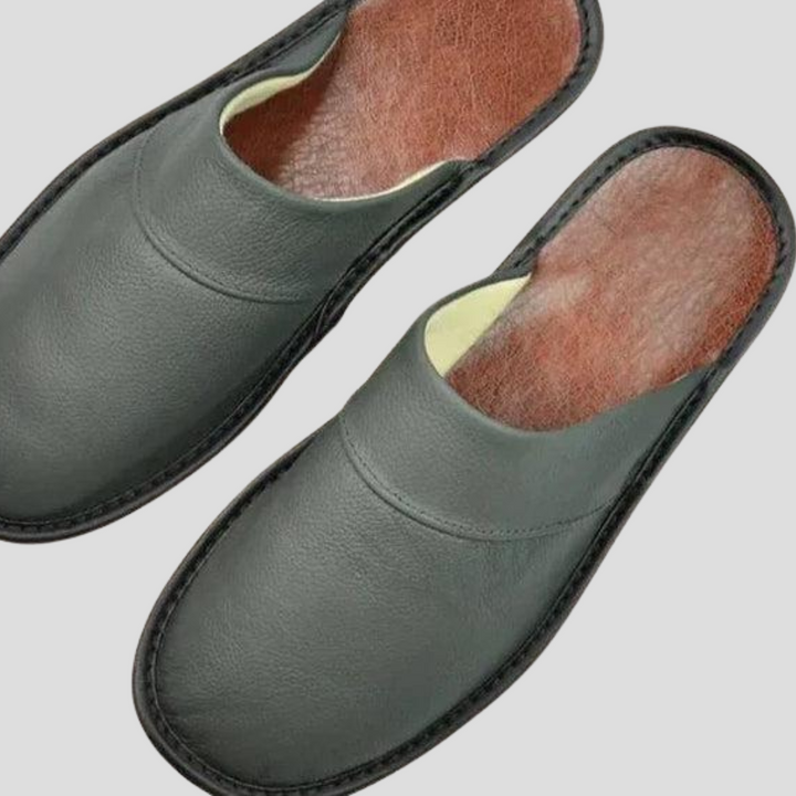 Modern men's cozy slip-on slippers, padded for comfort and perfect for indoor relaxation.