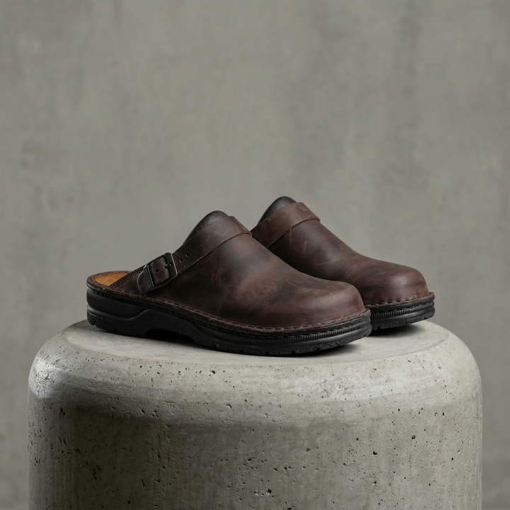 Men's dark brown orthopedic comfort clogs. All-day foot & knee support, lightweight, ideal for work or casual wear.
