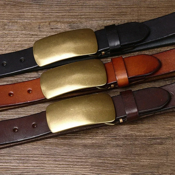 Rugged men's full-grain leather belt. Features a striking forged brass buckle for a vintage look.