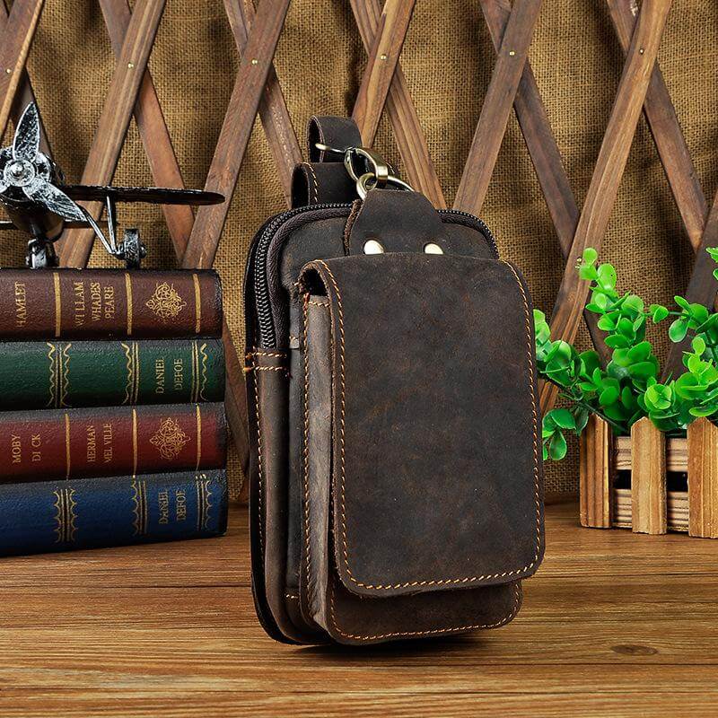 Classic men's genuine leather fanny pack, a stylish accessory for men on the go.