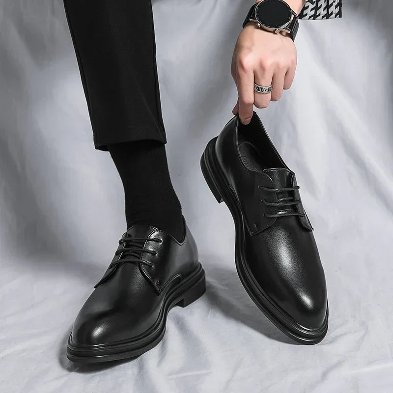 Elegant men's black patent Derby shoes, ideal for weddings, galas, and formal business events. Lace-up design.